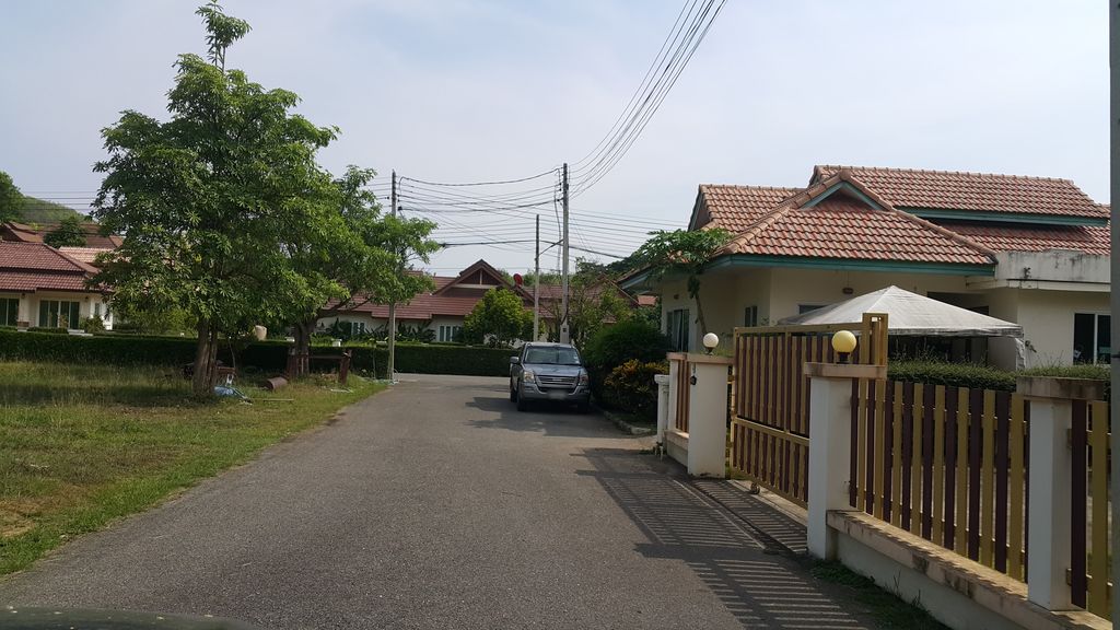 ภาพถนนตรงที่ สันกำแพง เลควิว รีสอร์ท ตั้งอยู่ ถ่ายโดย jrcarlsen พ.ศ. 2560 (2017) · A street-level view of where สันกำแพง เลควิว รีสอร์ท · San Kamphaeng Lake View Resort stands, by jrcarlsen in 2560 (2017)