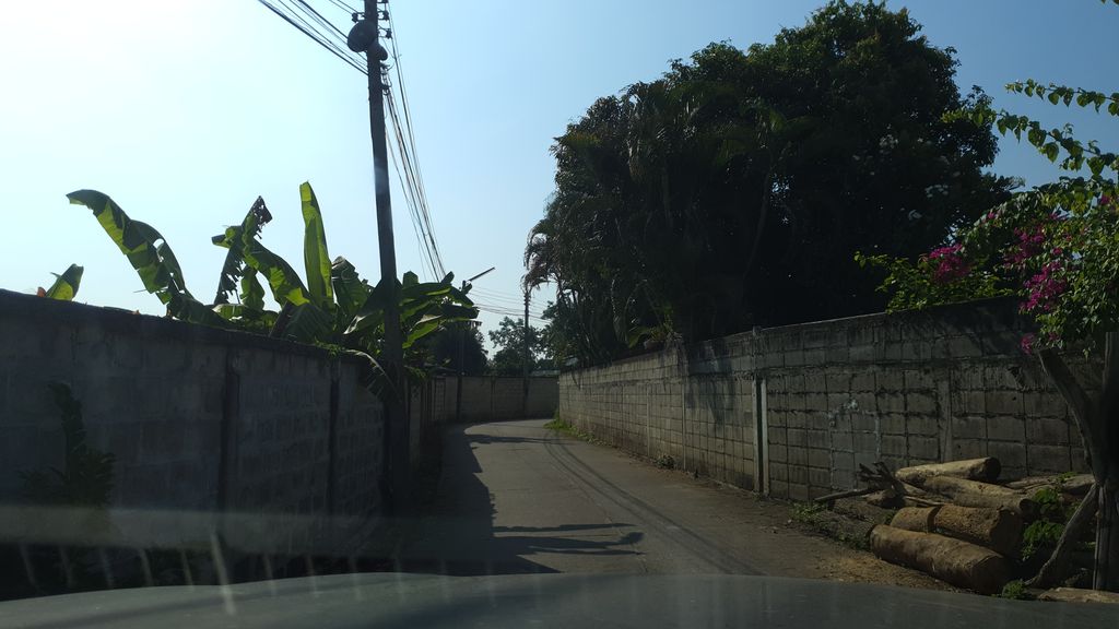 ภาพถนนตรงที่ Speedway Farm shop ตั้งอยู่ ถ่ายโดย jrcarlsen พ.ศ. 2562 (2019) · A street-level view of where Speedway Farm shop stands, by jrcarlsen in 2562 (2019)