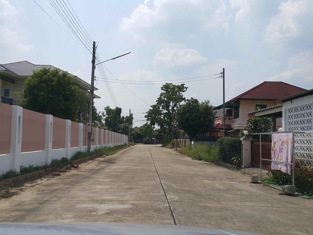 ภาพถนนตรงที่ Little Pharoah Cactus Nursery ตั้งอยู่ ถ่ายโดย jrcarlsen พ.ศ. 2558 (2015) · A street-level view of where Little Pharoah Cactus Nursery stands, by jrcarlsen in 2558 (2015)