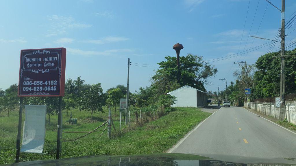 ภาพถนนตรงที่ Chaisathan Cottage ตั้งอยู่ ถ่ายโดย jrcarlsen พ.ศ. 2564 (2021) · A street-level view of where Chaisathan Cottage stands, by jrcarlsen in 2564 (2021)