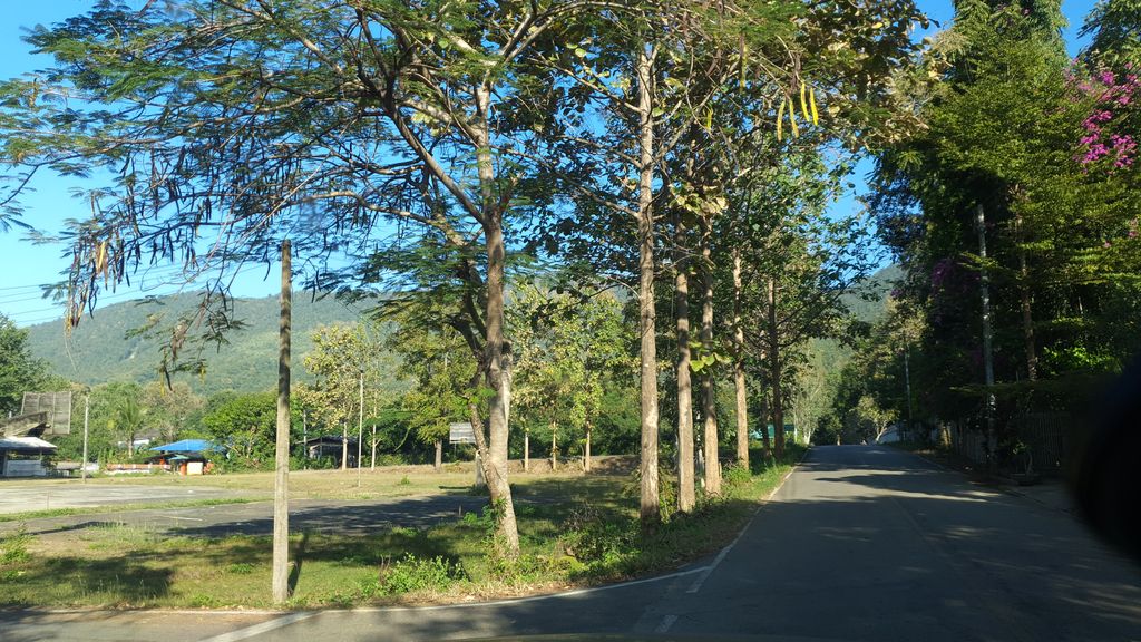 ภาพถนนตรงที่ บ้านอุ่นรักเนอสเซอรี่ ตั้งอยู่ ถ่ายโดย jrcarlsen พ.ศ. 2562 (2019) · A street-level view of where บ้านอุ่นรักเนอสเซอรี่ · Ban Un Rak Nursery stands, by jrcarlsen in 2562 (2019)