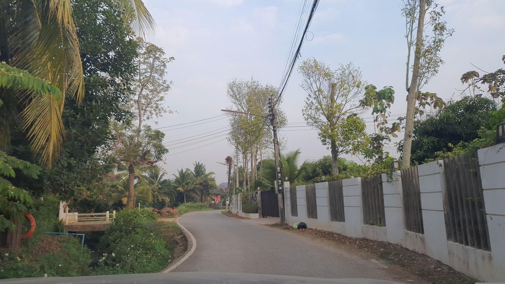 ภาพถนนตรงที่ บ้านสวนธิศา ตั้งอยู่ ถ่ายโดย jrcarlsen พ.ศ. 2566 (2023) · A street-level view of where บ้านสวนธิศา · Ban Suan Thisa stands, by jrcarlsen in 2566 (2023)