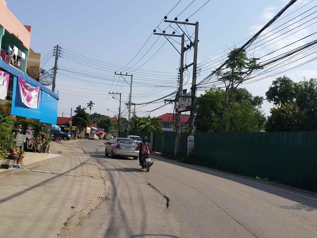 ภาพถนนตรงที่ Koi Barber Shop ตั้งอยู่ ถ่ายโดย jrcarlsen พ.ศ. 2558 (2015) · A street-level view of where Koi Barber Shop stands, by jrcarlsen in 2558 (2015)