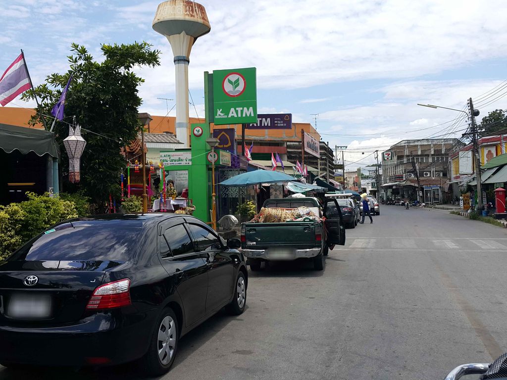 ภาพถนนตรงที่ ประตูแดง ตั้งอยู่ ถ่ายโดย jrcarlsen พ.ศ. 2558 (2015) · A street-level view of where ประตูแดง · Pratu Daeng stands, by jrcarlsen in 2558 (2015)