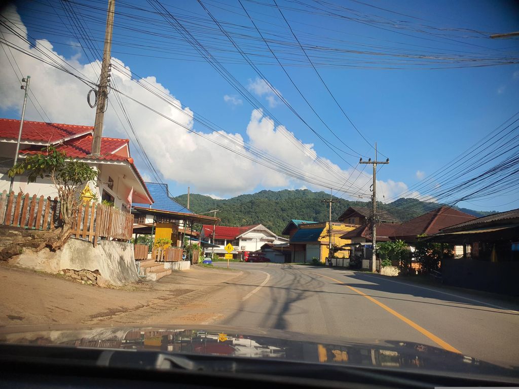 ภาพถนนตรงที่ 108 Villa Pong Yang ตั้งอยู่ ถ่ายโดย jrcarlsen พ.ศ. 2566 (2023) · A street-level view of where 108 Villa Pong Yang stands, by jrcarlsen in 2566 (2023)
