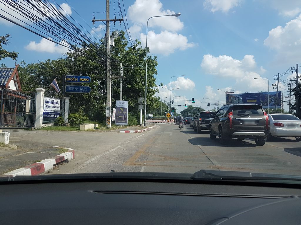 ภาพถนนตรงที่ Bronze House ตั้งอยู่ ถ่ายโดย ekkarin พ.ศ. 2561 (2018) · A street-level view of where Bronze House stands, by ekkarin in 2561 (2018)