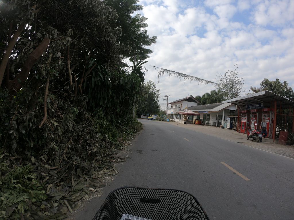 ภาพถนนตรงที่ ก๋วยเตี๋ยวน้ำตกลูกชิ้นโกเด้งโฮเด้ง ตั้งอยู่ ถ่ายโดย chanuwath_grab พ.ศ. 2562 (2019) · A street-level view of where ก๋วยเตี๋ยวน้ำตกลูกชิ้นโกเด้งโฮเด้ง · Kuaitiao Nam Tok Lukchin Kodenghodeng stands, by chanuwath_grab in 2562 (2019)