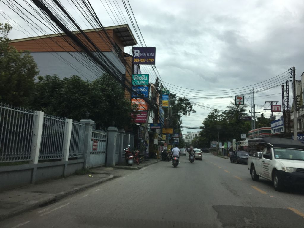 ภาพถนนตรงที่ ล้านนากรอบรูปเชียงใหม่ ตั้งอยู่ ถ่ายโดย wapriz พ.ศ. 2561 (2018) · A street-level view of where ล้านนากรอบรูปเชียงใหม่ · Lanna Karobrup Chiang Mai stands, by wapriz in 2561 (2018)