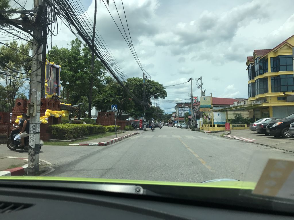 ภาพถนนตรงที่ OYO 653 Mae Ta Mann Wongnam Yard Resort ตั้งอยู่ ถ่ายโดย ppimpream พ.ศ. 2561 (2018) · A street-level view of where OYO 653 Mae Ta Mann Wongnam Yard Resort stands, by ppimpream in 2561 (2018)