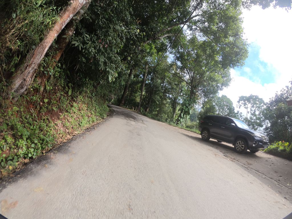 ภาพถนนตรงที่ บ้านสวนสองแสน ดอยปุย ตั้งอยู่ ถ่ายโดย chanuwath_grab พ.ศ. 2562 (2019) · A street-level view of where บ้านสวนสองแสน ดอยปุย · Ban Suan Song Saen Doi Pui stands, by chanuwath_grab in 2562 (2019)