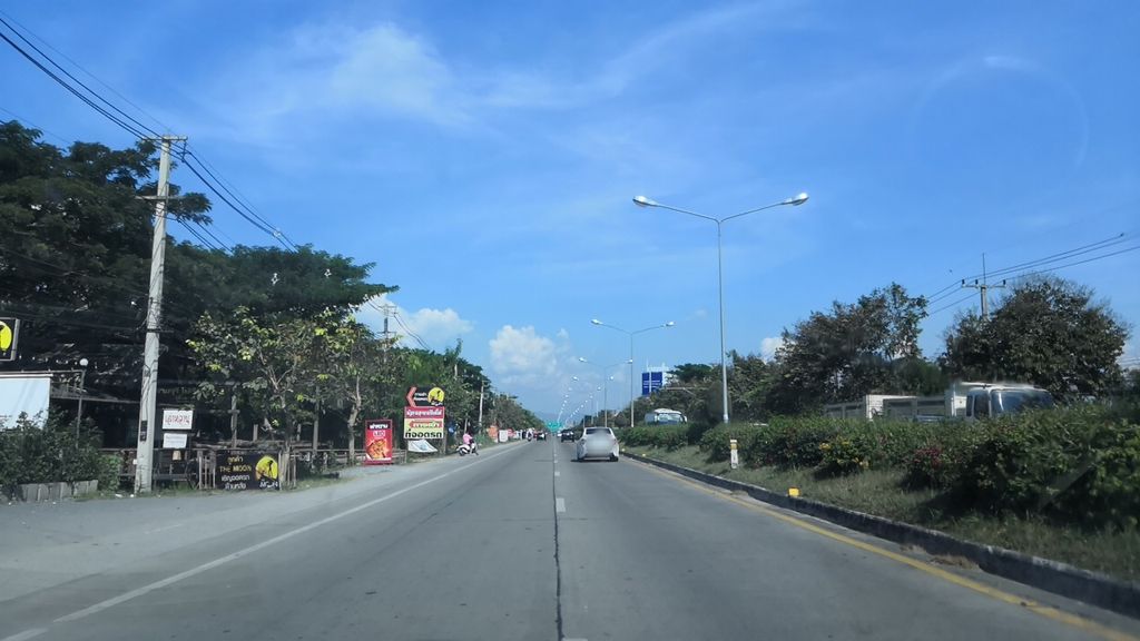 ภาพถนนตรงที่ New ฮักแอ่ว คาเฟ่ Chiangmai ตั้งอยู่ ถ่ายโดย charlesano พ.ศ. 2561 (2018) · A street-level view of where New ฮักแอ่ว คาเฟ่ Chiangmai stands, by charlesano in 2561 (2018)