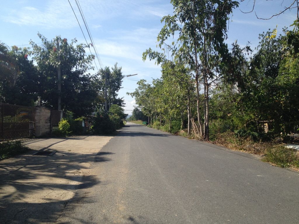 ภาพถนนตรงที่ ราตรี รีสอร์ท ตั้งอยู่ ถ่ายโดย jimwatana พ.ศ. 2558 (2015) · A street-level view of where ราตรี รีสอร์ท · Ratri Resort stands, by jimwatana in 2558 (2015)