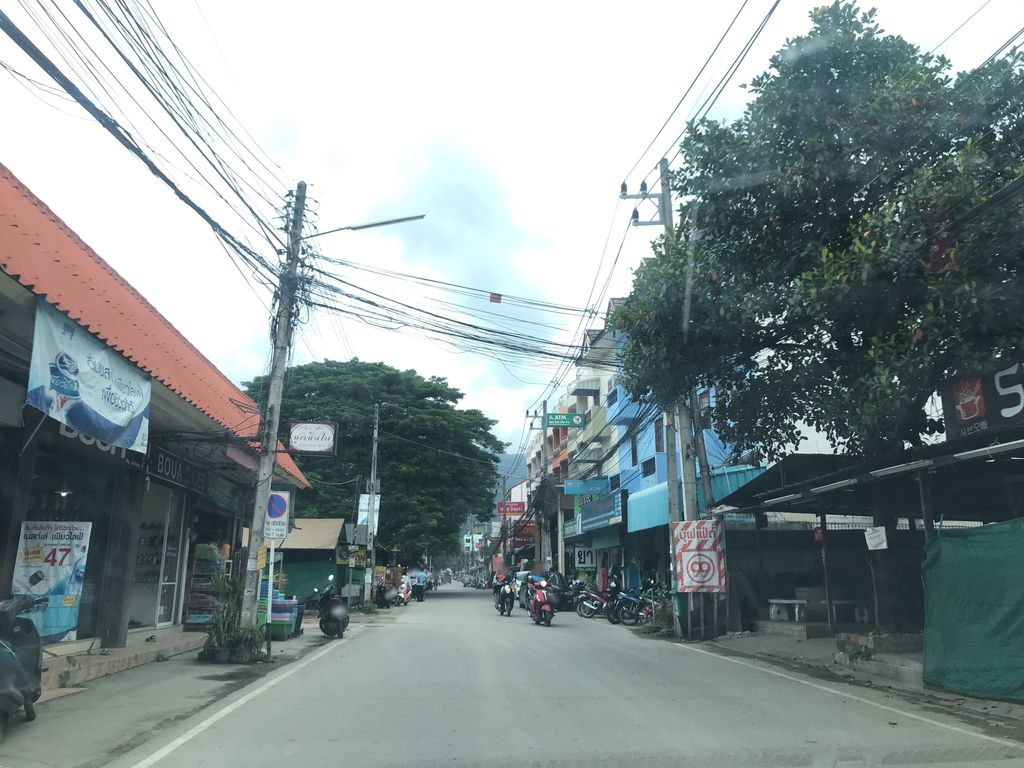 ภาพถนนตรงที่ ร้านรองเท้าบัว ตั้งอยู่ ถ่ายโดย prasert พ.ศ. 2561 (2018) · A street-level view of where ร้านรองเท้าบัว · Ran Rongthao Bua stands, by prasert in 2561 (2018)