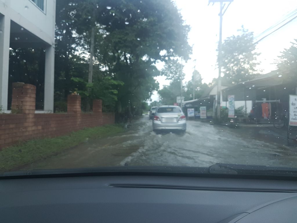 ภาพถนนตรงที่ อนุรักษ์แมนชั่น ตั้งอยู่ ถ่ายโดย ekkarin พ.ศ. 2561 (2018) · A street-level view of where อนุรักษ์แมนชั่น · AnurakMansion stands, by ekkarin in 2561 (2018)