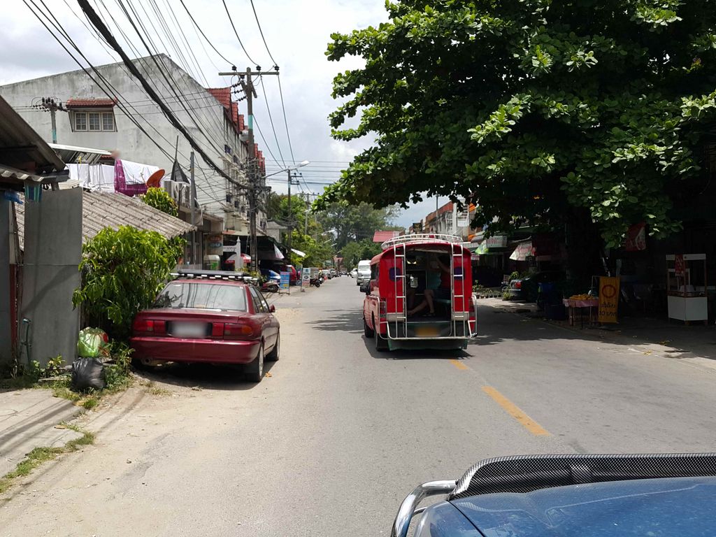 ภาพถนนตรงที่ Triple ตั้งอยู่ ถ่ายโดย jrcarlsen พ.ศ. 2558 (2015) · A street-level view of where Triple stands, by jrcarlsen in 2558 (2015)