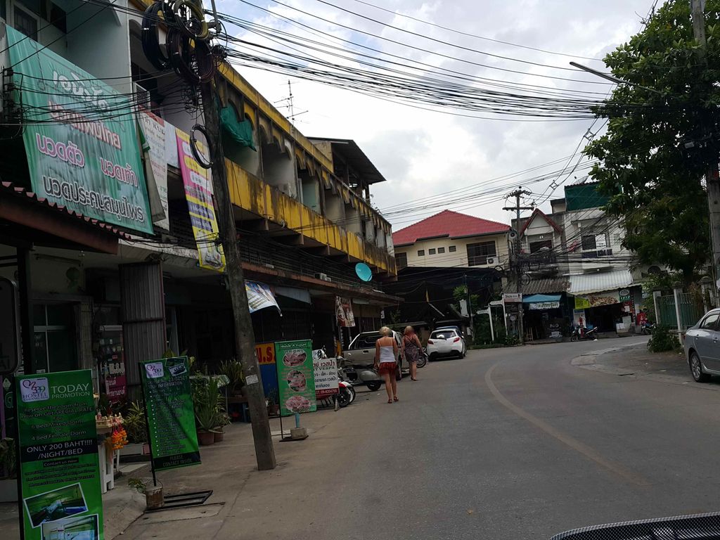 ภาพถนนตรงที่ ตำวันนี้ให้ดีที่สุด ตั้งอยู่ ถ่ายโดย jrcarlsen พ.ศ. 2558 (2015) · A street-level view of where ตำวันนี้ให้ดีที่สุด · Tam Wanni Hai Di Thisut stands, by jrcarlsen in 2558 (2015)