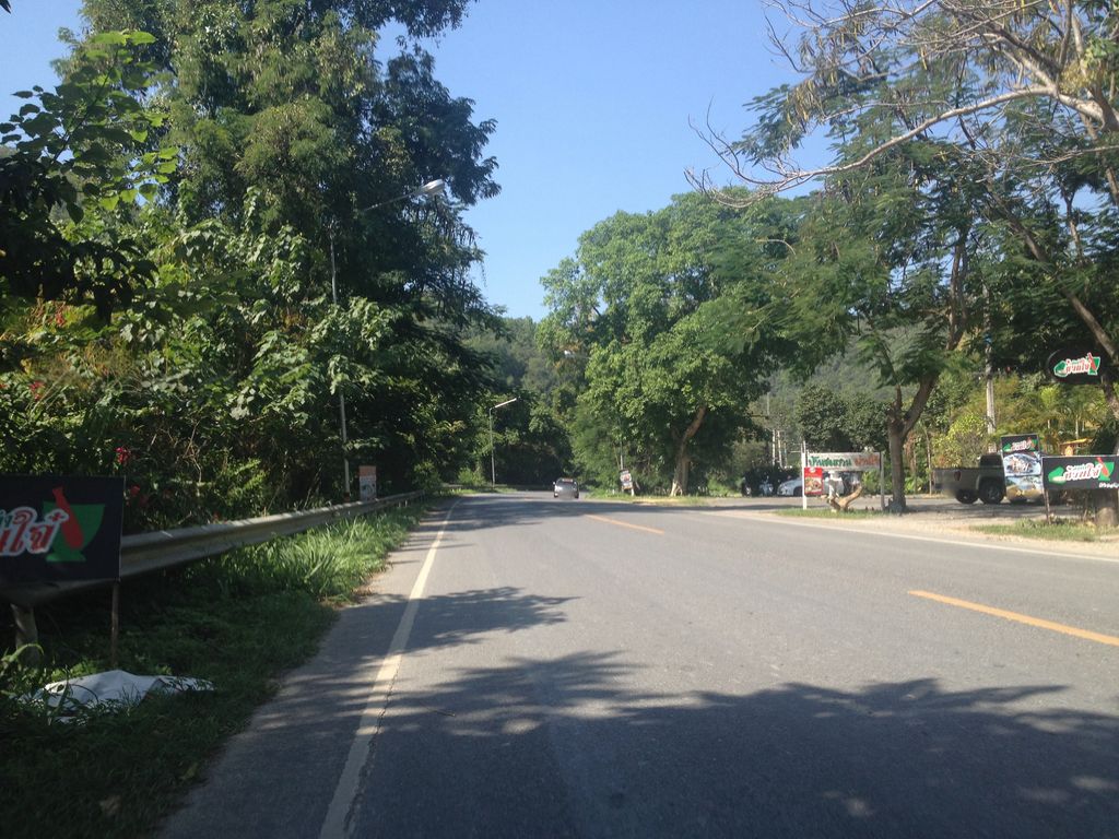 ภาพถนนตรงที่ Home sweet home ตั้งอยู่ ถ่ายโดย jimwatana พ.ศ. 2558 (2015) · A street-level view of where Home sweet home stands, by jimwatana in 2558 (2015)
