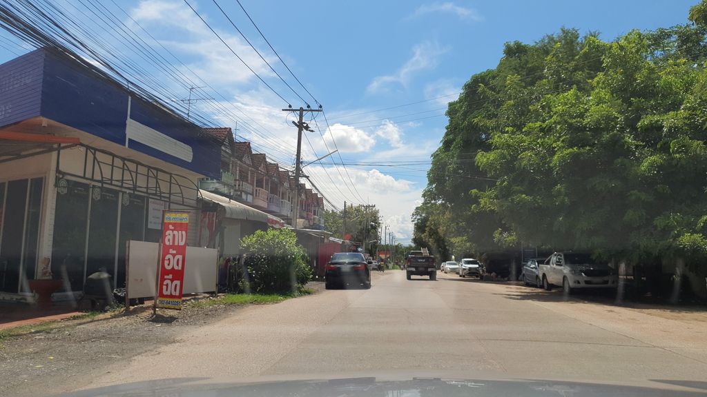 ภาพถนนตรงที่ ร้านผัดไทยกุ้งคลอง ตั้งอยู่ ถ่ายโดย jrcarlsen พ.ศ. 2564 (2021) · A street-level view of where ร้านผัดไทยกุ้งคลอง · Ran Phatthai Kung Khlong stands, by jrcarlsen in 2564 (2021)