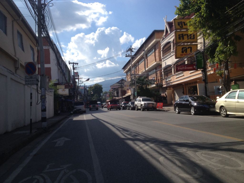 ภาพถนนตรงที่ Chiangmai Good tour ตั้งอยู่ ถ่ายโดย jimwatana พ.ศ. 2558 (2015) · A street-level view of where Chiangmai Good tour stands, by jimwatana in 2558 (2015)