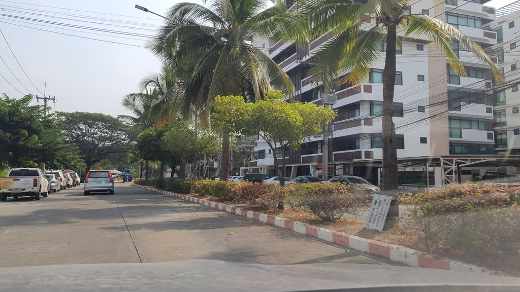 ภาพถนนตรงที่ แม่วังสื่อสาร ตั้งอยู่ ถ่ายโดย jrcarlsen พ.ศ. 2566 (2023) · A street-level view of where แม่วังสื่อสาร · Mae Wang Suesan stands, by jrcarlsen in 2566 (2023)