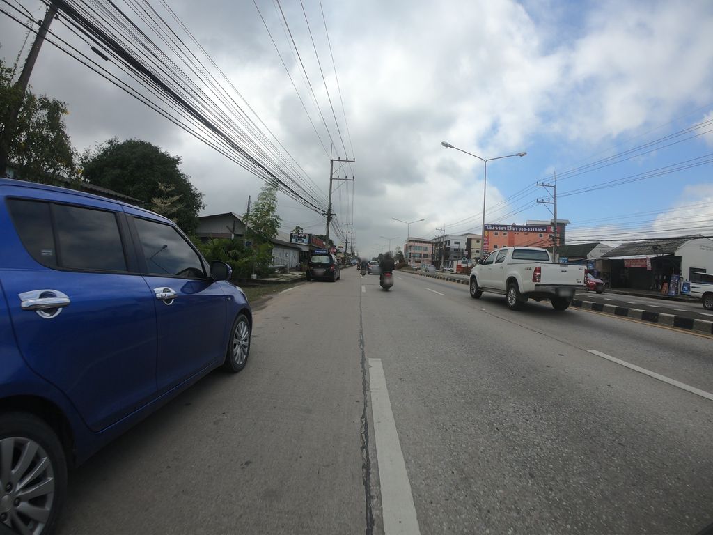ภาพถนนตรงที่ ครัวพีระดา ตั้งอยู่ ถ่ายโดย chanuwath_grab พ.ศ. 2562 (2019) · A street-level view of where ครัวพีระดา · Khruaphirada stands, by chanuwath_grab in 2562 (2019)