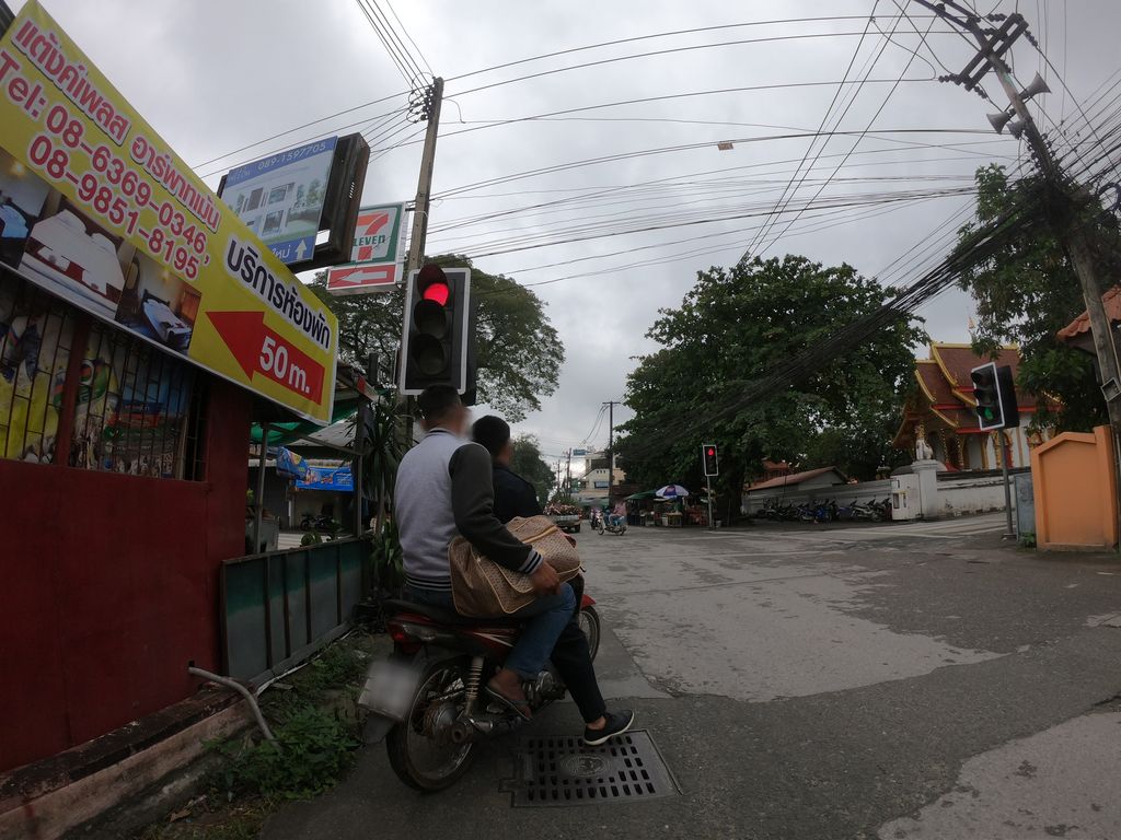 ภาพถนนตรงที่ OnePeaberry ตั้งอยู่ ถ่ายโดย chanuwath_grab พ.ศ. 2562 (2019) · A street-level view of where OnePeaberry stands, by chanuwath_grab in 2562 (2019)