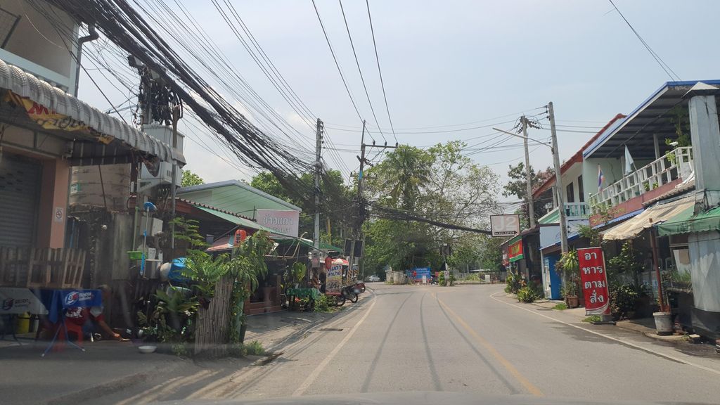 ภาพถนนตรงที่ ดาริ อพาร์ทเมนท์ ตั้งอยู่ ถ่ายโดย jrcarlsen พ.ศ. 2565 (2022) · A street-level view of where ดาริ อพาร์ทเมนท์ · Dari Apartment stands, by jrcarlsen in 2565 (2022)