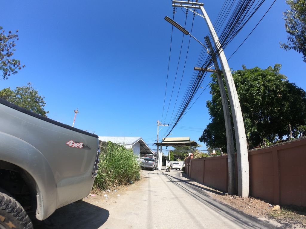 ภาพถนนตรงที่ ชุมชนฟ้าใหม่เขต 3 ตั้งอยู่ ถ่ายโดย chanuwath_grab พ.ศ. 2562 (2019) · A street-level view of where ชุมชนฟ้าใหม่เขต 3 · Famai Khet 3 Community stands, by chanuwath_grab in 2562 (2019)