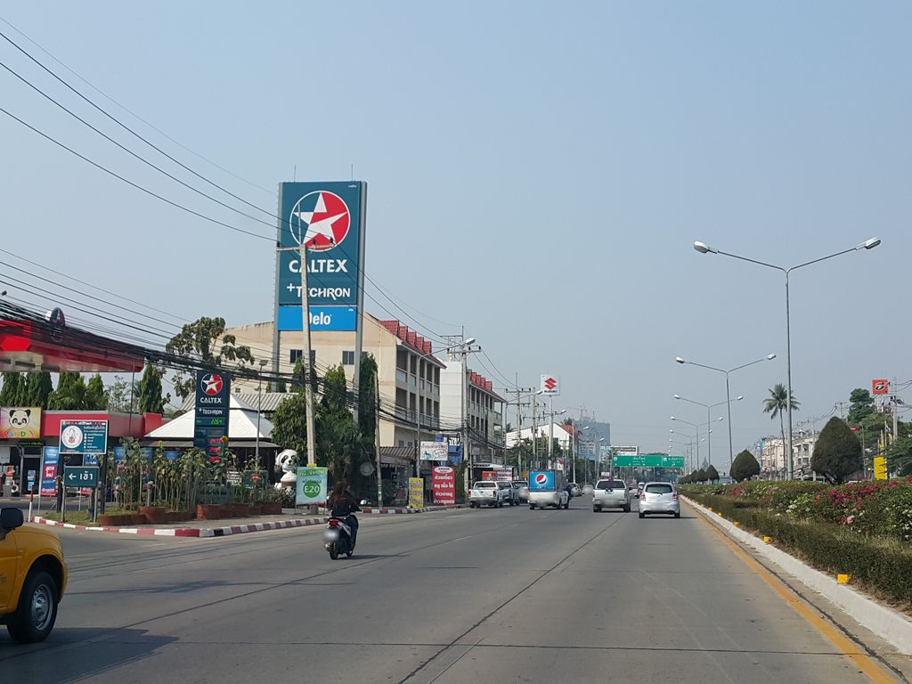 ภาพถนนตรงที่ ร้านซ่อมคอม NR Notebook Cnx ตั้งอยู่ ถ่ายโดย jrcarlsen พ.ศ. 2559 (2016) · A street-level view of where ร้านซ่อมคอม NR Notebook Cnx stands, by jrcarlsen in 2559 (2016)