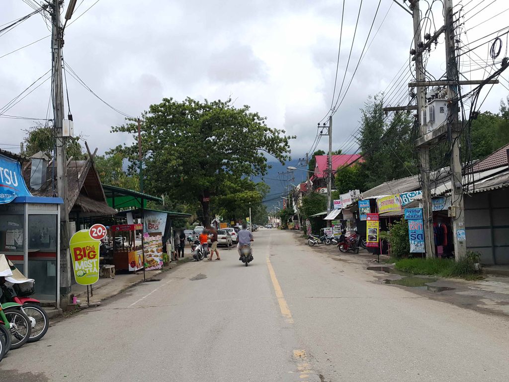 ภาพถนนตรงที่ สมสมัยตามสั่ง ตั้งอยู่ ถ่ายโดย jrcarlsen พ.ศ. 2558 (2015) · A street-level view of where สมสมัยตามสั่ง · Som Samai Tamsang stands, by jrcarlsen in 2558 (2015)