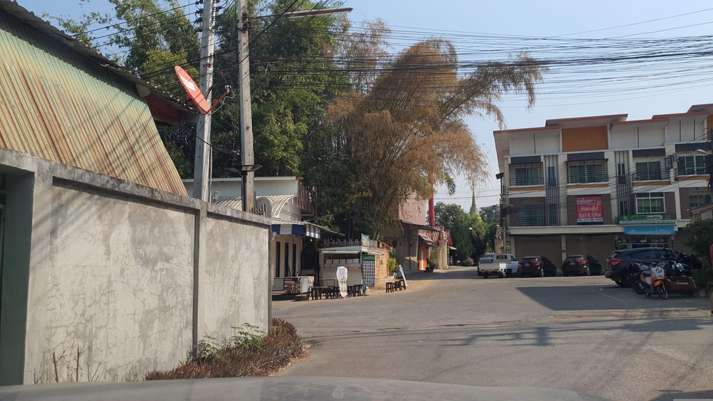 ภาพถนนตรงที่ Ban Khun Morh School ตั้งอยู่ ถ่ายโดย jrcarlsen พ.ศ. 2566 (2023) · A street-level view of where Ban Khun Morh School stands, by jrcarlsen in 2566 (2023)