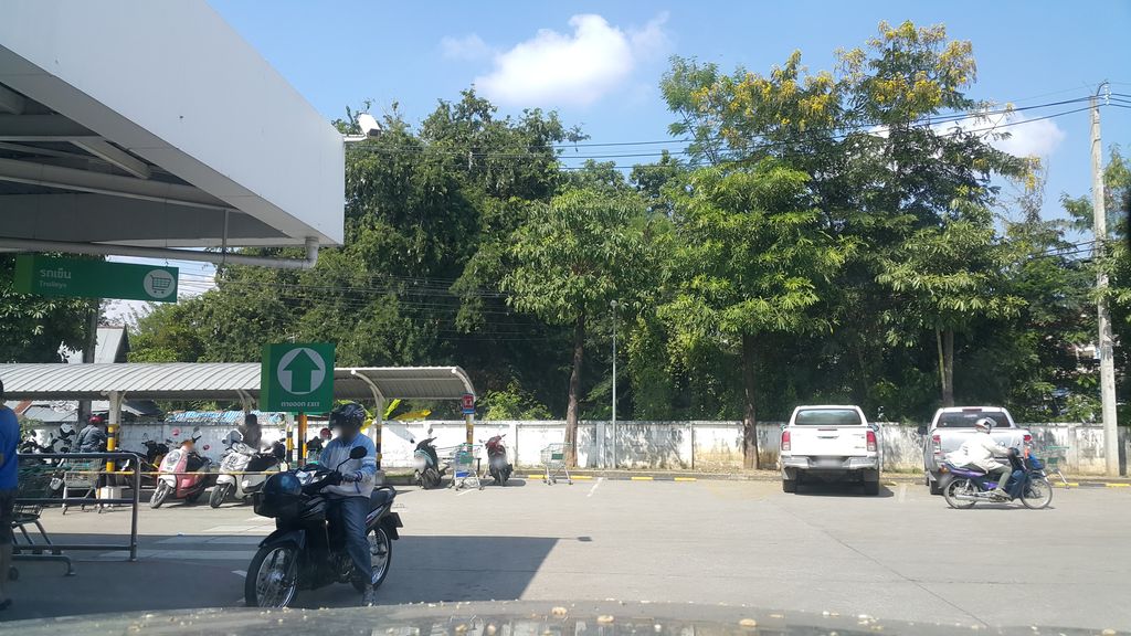 ภาพถนนตรงที่ Miracle coffee at promenada ตั้งอยู่ ถ่ายโดย jrcarlsen พ.ศ. 2561 (2018) · A street-level view of where Miracle coffee at promenada stands, by jrcarlsen in 2561 (2018)