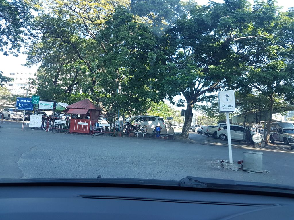 ภาพถนนตรงที่ RatikaCMEx ตั้งอยู่ ถ่ายโดย ekkarin พ.ศ. 2561 (2018) · A street-level view of where RatikaCMEx stands, by ekkarin in 2561 (2018)