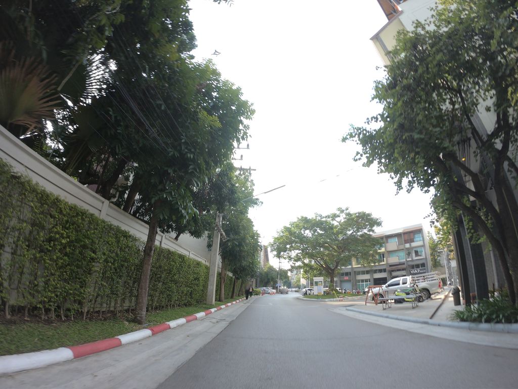 ภาพถนนตรงที่ babel.cnx barre and sculpt studio ตั้งอยู่ ถ่ายโดย chanuwath_grab พ.ศ. 2562 (2019) · A street-level view of where babel.cnx barre and sculpt studio stands, by chanuwath_grab in 2562 (2019)