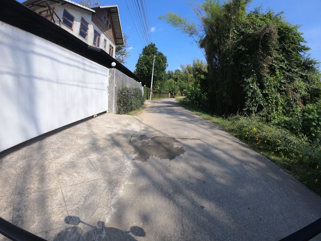 ภาพถนนตรงที่ Ping Pool Villas ตั้งอยู่ ถ่ายโดย chanuwath_grab พ.ศ. 2562 (2019) · A street-level view of where Ping Pool Villas stands, by chanuwath_grab in 2562 (2019)