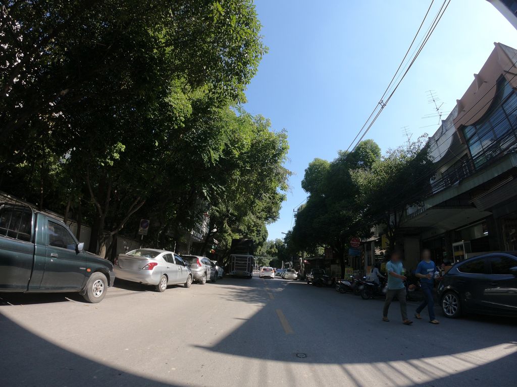 ภาพถนนตรงที่ ร้านเทวาลาดู ตั้งอยู่ ถ่ายโดย chanuwath_grab พ.ศ. 2562 (2019) · A street-level view of where ร้านเทวาลาดู · Ran The Wa La Du stands, by chanuwath_grab in 2562 (2019)