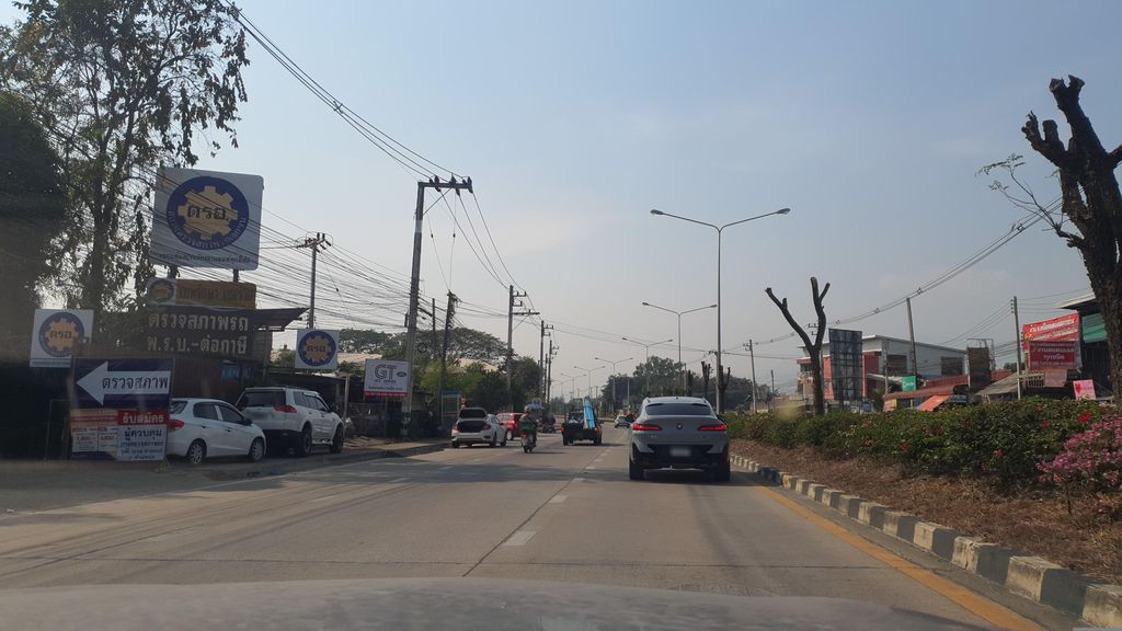 ภาพถนนตรงที่ เป็ดพะโล้ เวียงกุมกาม 46 ตั้งอยู่ ถ่ายโดย jrcarlsen พ.ศ. 2566 (2023) · A street-level view of where เป็ดพะโล้ เวียงกุมกาม 46 · Petphalo Wiang Kum Kam 46 stands, by jrcarlsen in 2566 (2023)