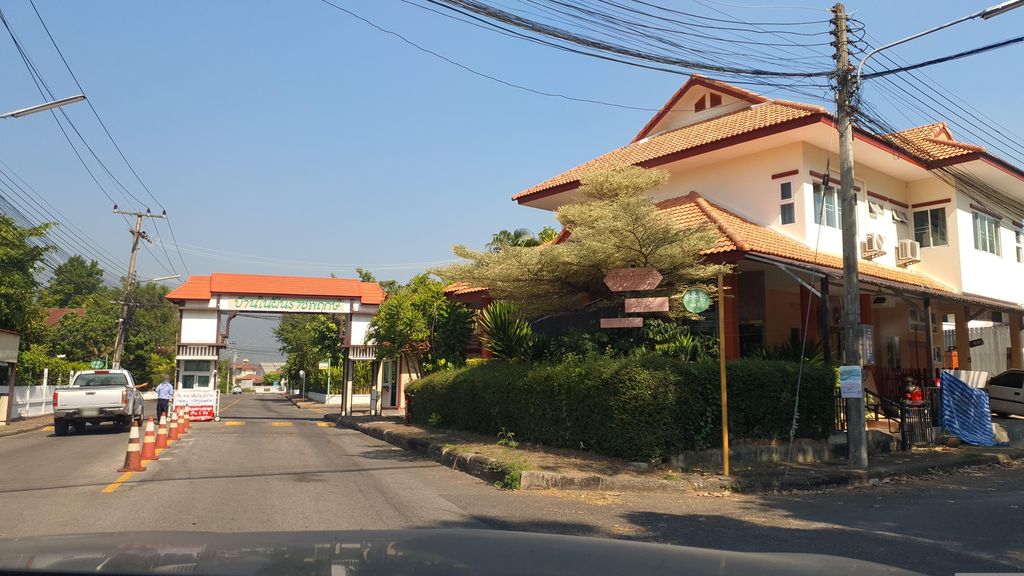ภาพถนนตรงที่ ตำกระฉูด สาขาเชียงใหม่ ตั้งอยู่ ถ่ายโดย jrcarlsen พ.ศ. 2566 (2023) · A street-level view of where ตำกระฉูด สาขาเชียงใหม่ · Tamkrachut Sakha Chiang Mai stands, by jrcarlsen in 2566 (2023)