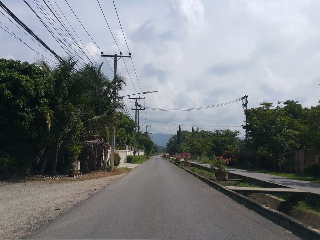 ภาพถนนตรงที่ พี พี คาร์วอช ตั้งอยู่ ถ่ายโดย jrcarlsen พ.ศ. 2558 (2015) · A street-level view of where พี พี คาร์วอช · Phi Phi Car Wash stands, by jrcarlsen in 2558 (2015)