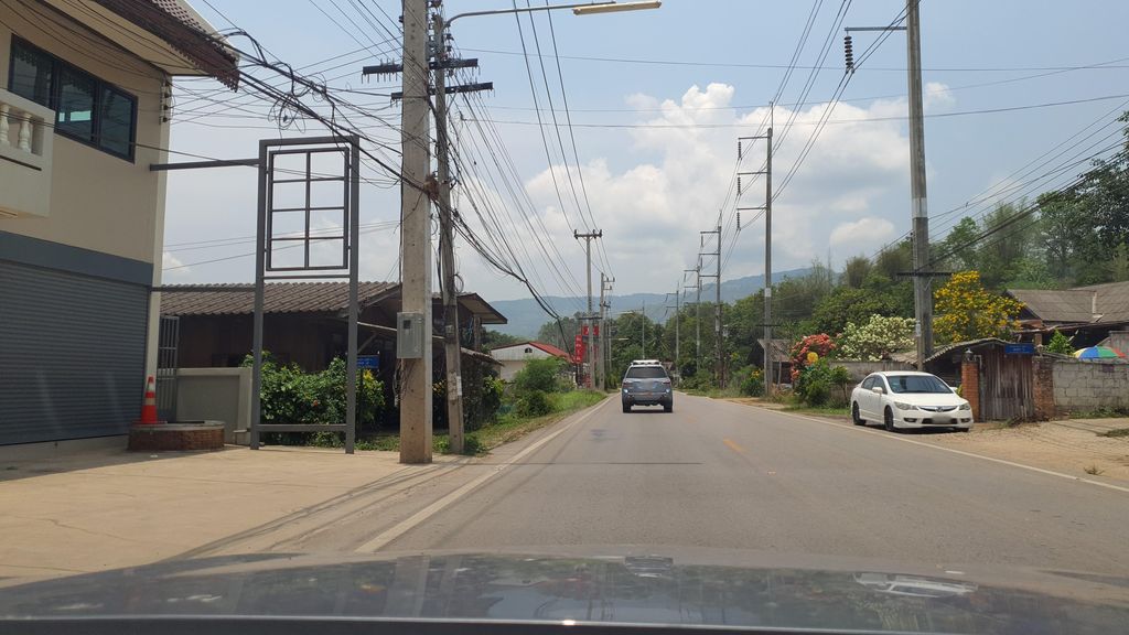 ภาพถนนตรงที่ กาแฟสดบ้านอึ่ง ตั้งอยู่ ถ่ายโดย jrcarlsen พ.ศ. 2565 (2022) · A street-level view of where กาแฟสดบ้านอึ่ง · Kafaetda Ban Ueng stands, by jrcarlsen in 2565 (2022)
