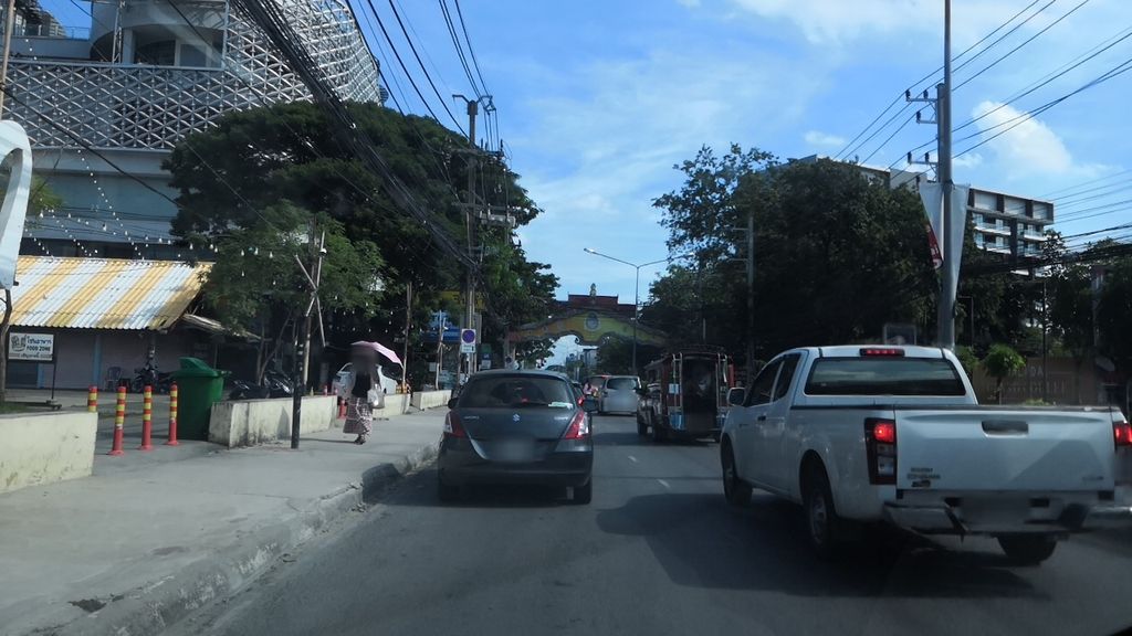 ภาพถนนตรงที่ ศิริพานิช ตั้งอยู่ ถ่ายโดย charlesano พ.ศ. 2561 (2018) · A street-level view of where ศิริพานิช · Siri Phanit stands, by charlesano in 2561 (2018)