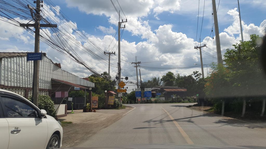 ภาพถนนตรงที่ อ้อ เย็นตาโฟ ตั้งอยู่ ถ่ายโดย jrcarlsen พ.ศ. 2564 (2021) · A street-level view of where อ้อ เย็นตาโฟ · O Yentafo stands, by jrcarlsen in 2564 (2021)