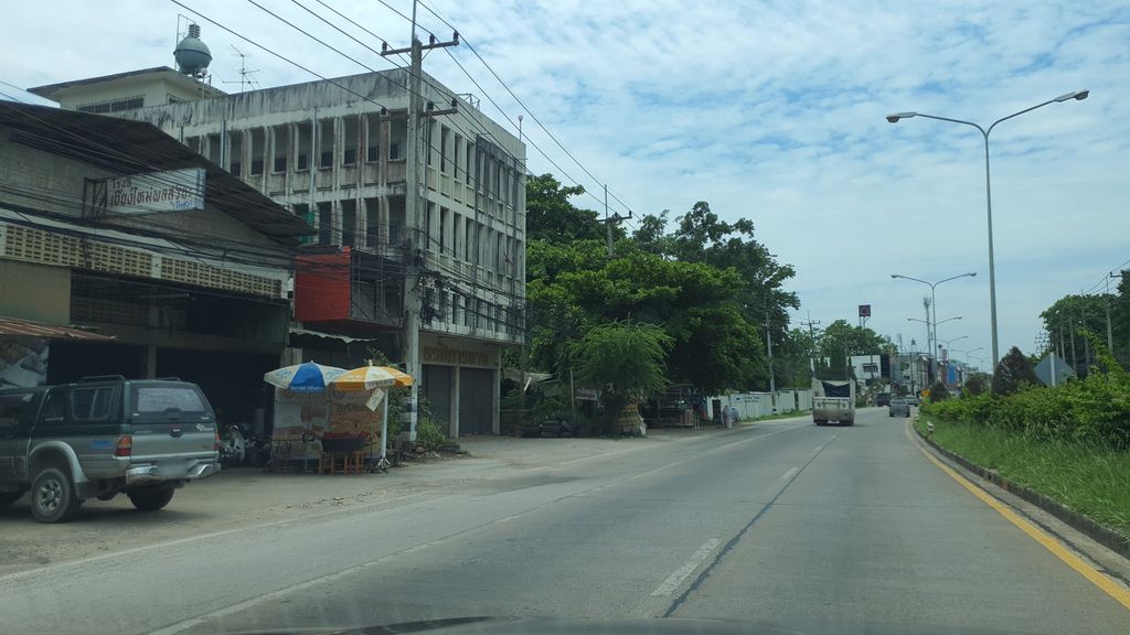 ภาพถนนตรงที่ Diamond Eye Shop Chiangmai ตั้งอยู่ ถ่ายโดย jrcarlsen พ.ศ. 2564 (2021) · A street-level view of where Diamond Eye Shop Chiangmai stands, by jrcarlsen in 2564 (2021)