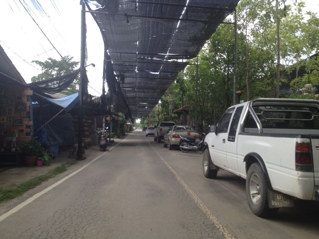 ภาพถนนตรงที่ Apinan baan tawai ตั้งอยู่ ถ่ายโดย jimwatana พ.ศ. 2558 (2015) · A street-level view of where Apinan baan tawai stands, by jimwatana in 2558 (2015)