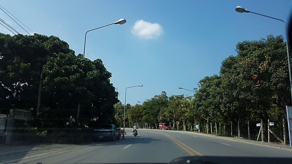 ภาพถนนตรงที่ ร้านอาหารหน้าบ้าน ตั้งอยู่ ถ่ายโดย ekkarin พ.ศ. 2559 (2016) · A street-level view of where ร้านอาหารหน้าบ้าน · Naban Restaurant stands, by ekkarin in 2559 (2016)