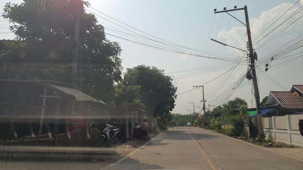 ภาพถนนตรงที่ ช่อลดา อารีย์ ตั้งอยู่ ถ่ายโดย jrcarlsen พ.ศ. 2565 (2022) · A street-level view of where ช่อลดา อารีย์ · Chonda Ari stands, by jrcarlsen in 2565 (2022)
