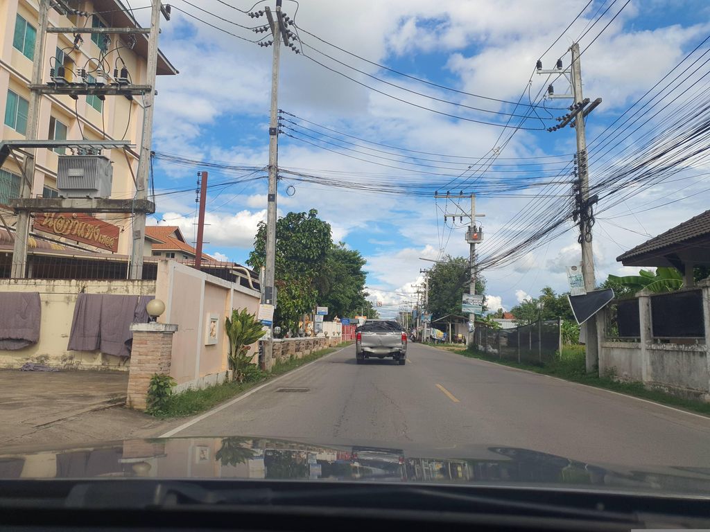 ภาพถนนตรงที่ สนามฟุตบอลหญ้าเทียมเชียงใหม่คันทรีเเม่โจ้ ตั้งอยู่ ถ่ายโดย jrcarlsen พ.ศ. 2566 (2023) · A street-level view of where สนามฟุตบอลหญ้าเทียมเชียงใหม่คันทรีเเม่โจ้ · Sanamfutbon Yathiam Chiang Mai Khansi Mecho stands, by jrcarlsen in 2566 (2023)