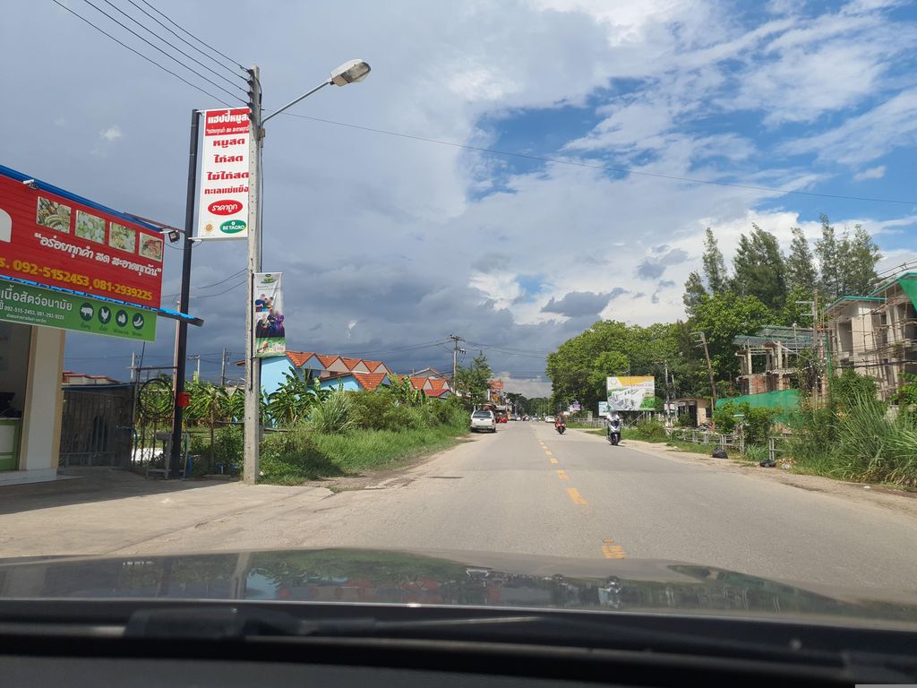 ภาพถนนตรงที่ Suay Wi-bak ตั้งอยู่ ถ่ายโดย jrcarlsen พ.ศ. 2566 (2023) · A street-level view of where Suay Wi-bak stands, by jrcarlsen in 2566 (2023)