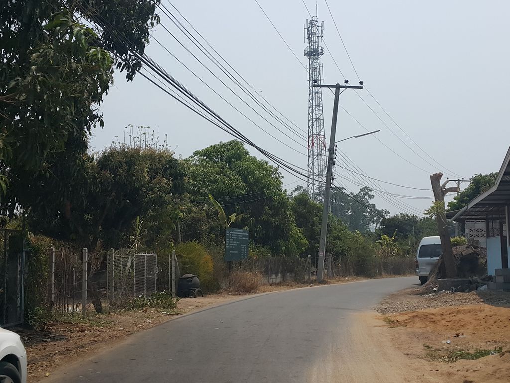 ภาพถนนตรงที่ บ้านล้านสุข ตั้งอยู่ ถ่ายโดย jrcarlsen พ.ศ. 2559 (2016) · A street-level view of where บ้านล้านสุข · Ban Lan Suk stands, by jrcarlsen in 2559 (2016)