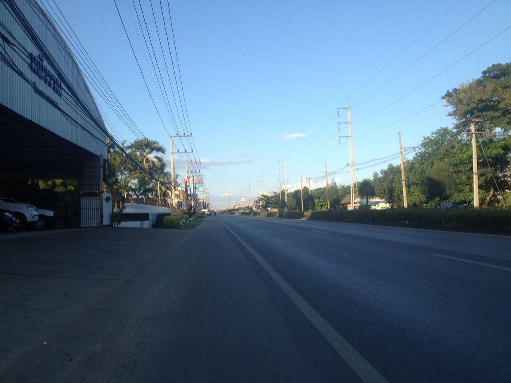 ภาพถนนตรงที่ เต็นท์สิทธิชาติ ตั้งอยู่ ถ่ายโดย jimwatana พ.ศ. 2558 (2015) · A street-level view of where เต็นท์สิทธิชาติ · Tent Sitthi Chati stands, by jimwatana in 2558 (2015)